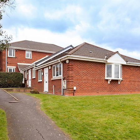 Pinfold Court Apartments Knowsley Exteriör bild