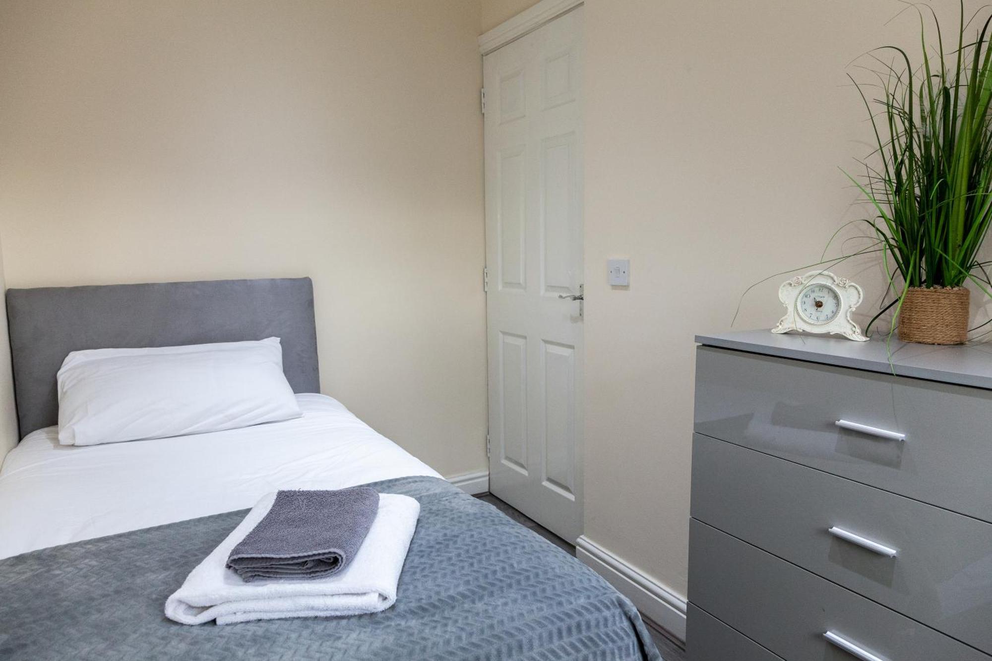 Pinfold Court Apartments Knowsley Exteriör bild