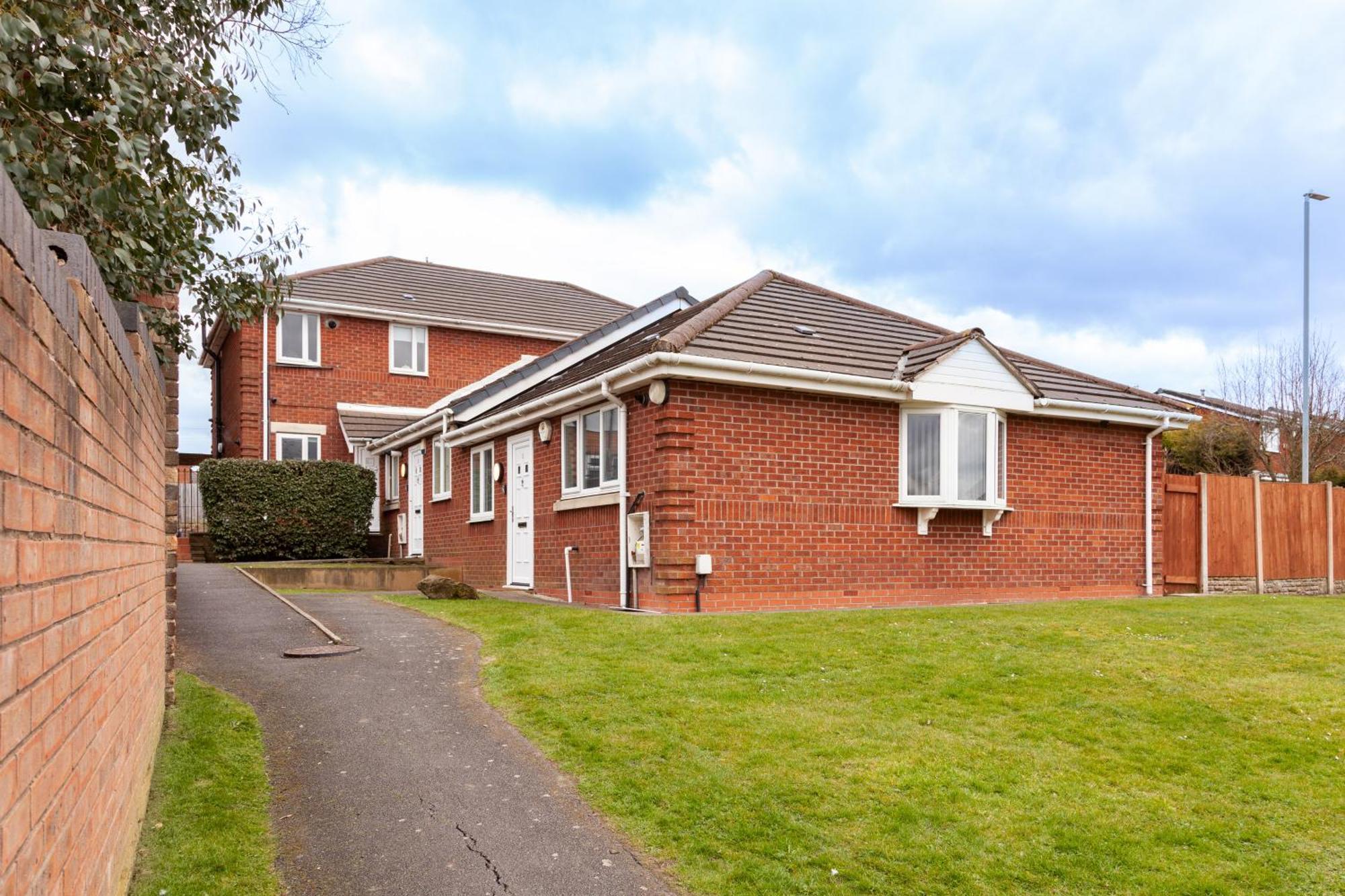 Pinfold Court Apartments Knowsley Exteriör bild
